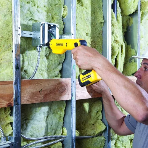 Parafusadeira e Furadeira de 1/4 Pol. (6,4mm) a Bateria 6V 600 RPM com 45 Acessórios Maleta e Carregador Bivolt - Dewalt DCF060 Parafusadeira e Furadeira de 1/4 Pol. (6,4mm) a Bateria 6V 600 RPM com 45 Acessórios Maleta e Carregador Bivolt - Dewalt DCF060