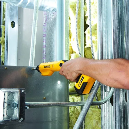 Parafusadeira e Furadeira de 1/4 Pol. (6,4mm) a Bateria 6V 600 RPM com 45 Acessórios Maleta e Carregador Bivolt - Dewalt DCF060 Parafusadeira e Furadeira de 1/4 Pol. (6,4mm) a Bateria 6V 600 RPM com 45 Acessórios Maleta e Carregador Bivolt - Dewalt DCF060